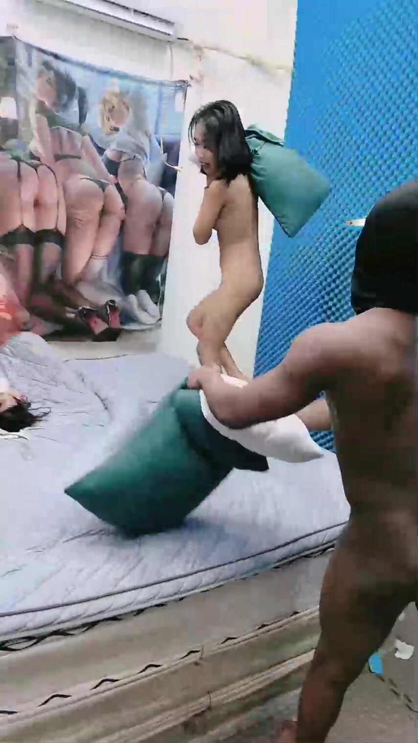 【黑鬼爆草亞裔小妹瘋狂群P蹂躪】群魔亂舞逮住小妹強硬扒光隨便草，揉奶玩逼追到樓道裡按強上草