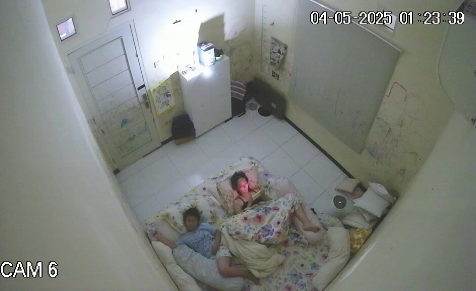 駭客破解家庭網路攝像頭 偷拍極品夫妻 的日常性生活每次啪啪都需要道具插逼自慰熱身再開幹(1) (2)