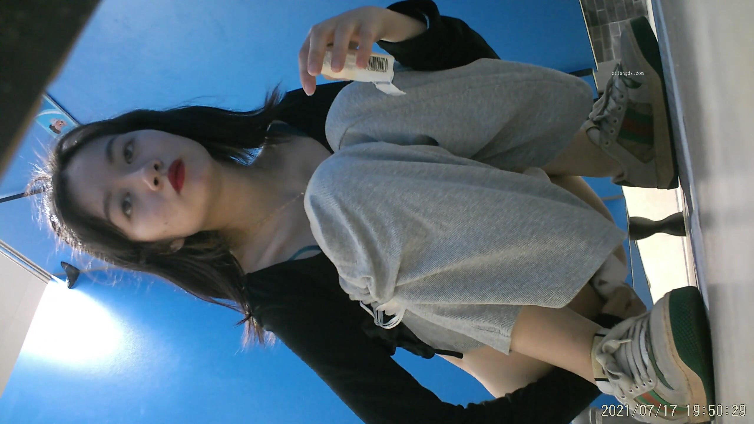 最新流出美女如雲的藝校藍門前後景偷拍其中幾個顏值氣質美女 (3)