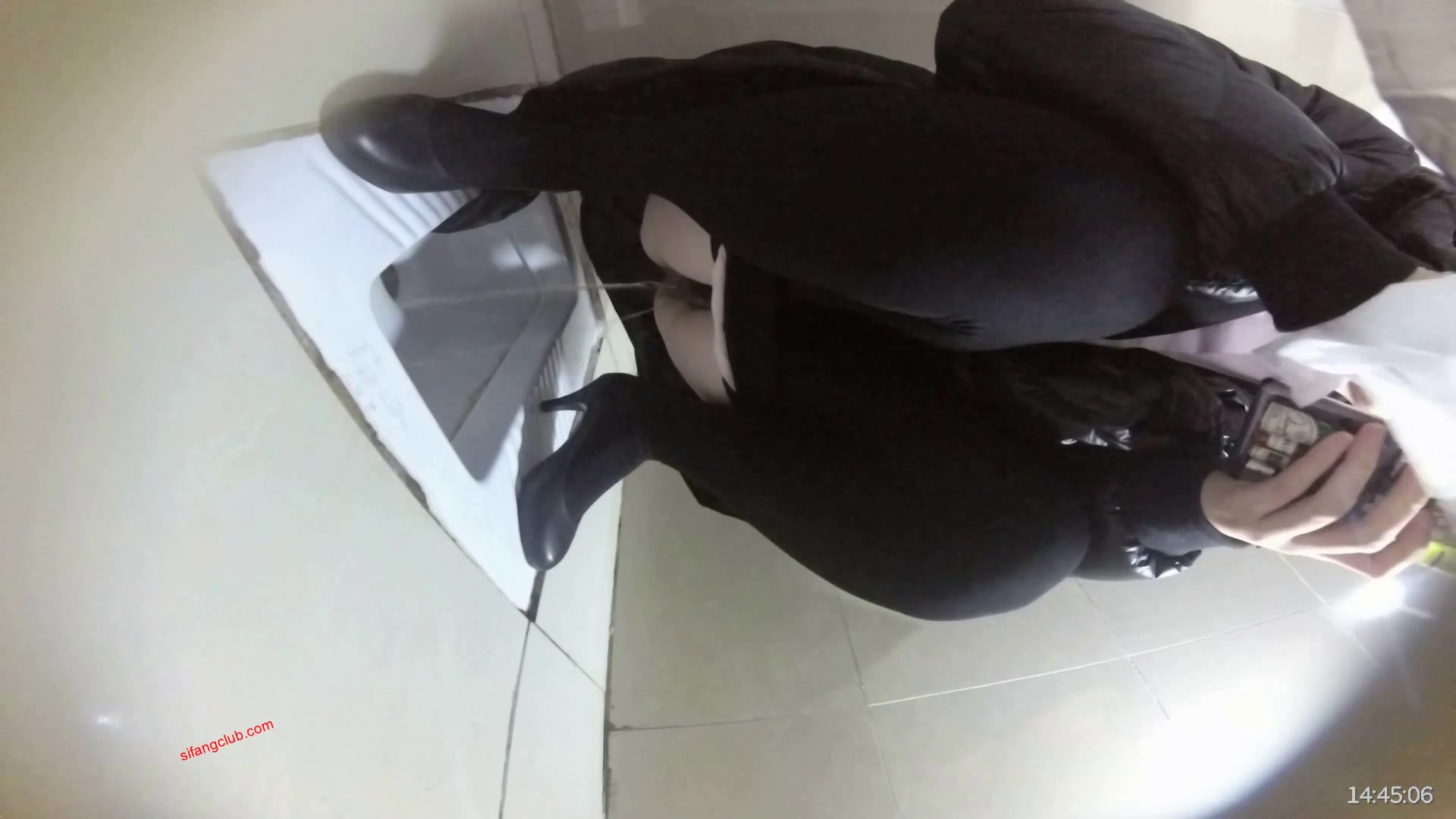 最新流出國內廁拍大神潛入航空學校女廁偷窺準空姐噓噓第2部黑色羽絨大衣空姐逼毛真性感
