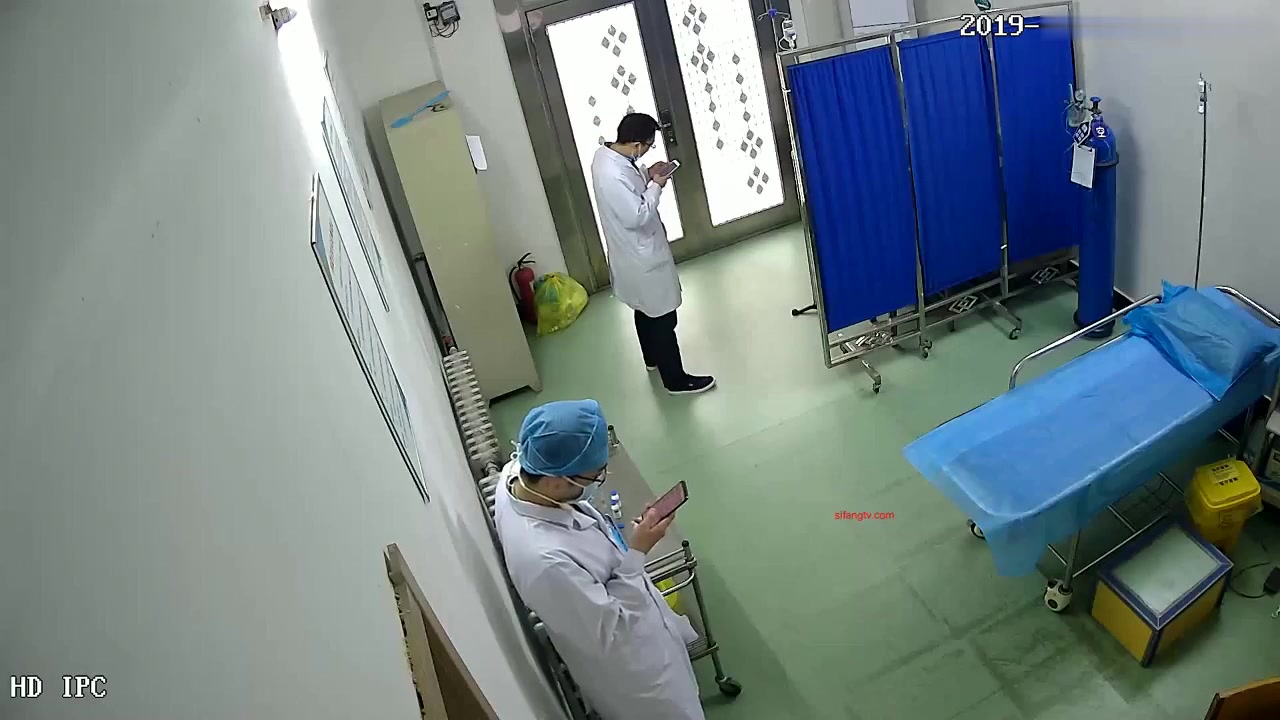 新流出破解醫院攝像頭偷拍肛腸科檢查妹子在屏風後面偷看有人檢查完無法站立一會輪到自己嚇壞了