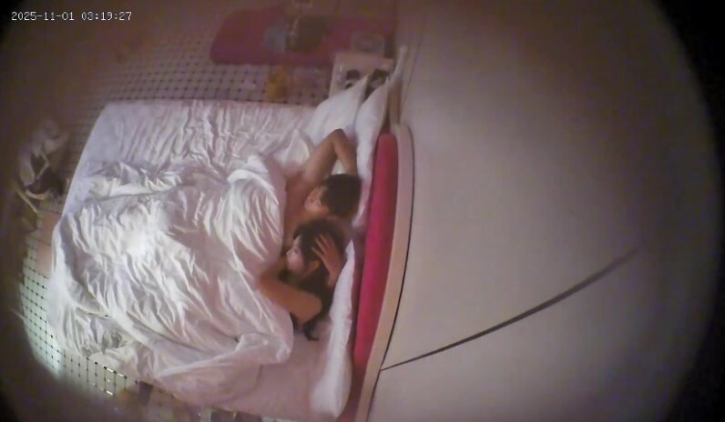 流出酒店偷拍 白嫩顏值美小少婦和小鮮肉萬聖節酒店開房做愛 共度美好時光 (4)