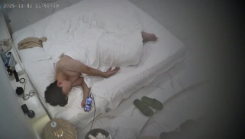 流出酒店偷拍 嫩腳小美女黑絲挑逗男友被男友各種姿勢側入草到呻吟不斷