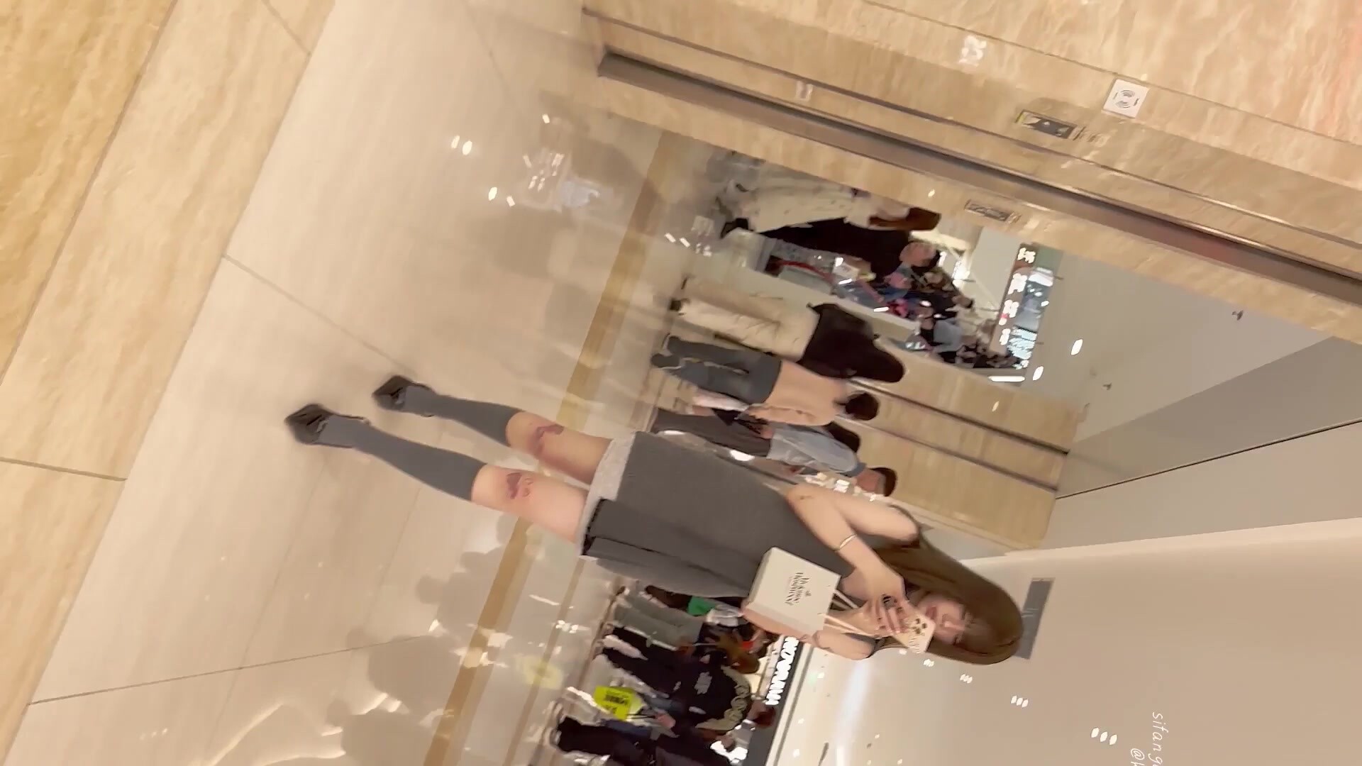 【KFC系列】頂級美女逛街回頭率超高·膝蓋手肘全是傷·粉色內內學妹穿了個包臀裙騷窄內