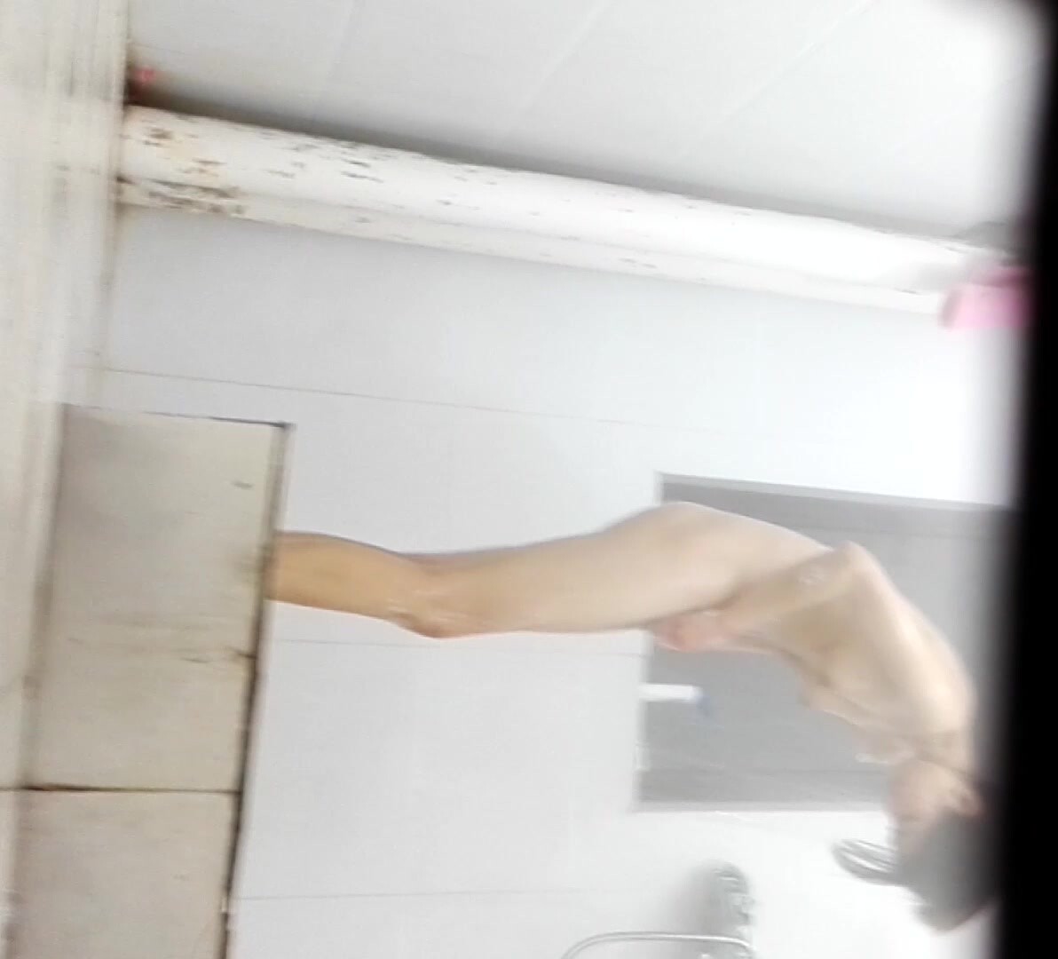 短小精悍，猥瑣大神真實偷拍合租房姐妹日常洗澡，一鏡到底全身盡收眼底，性感胴體很是誘人1080P原版無水印