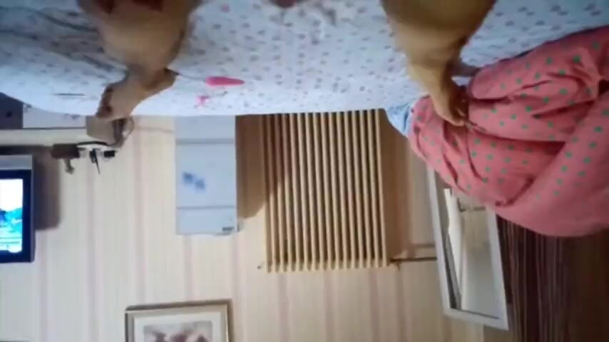 美女夫妻玩出新花樣 穿上情趣絲襪找單男玩3P