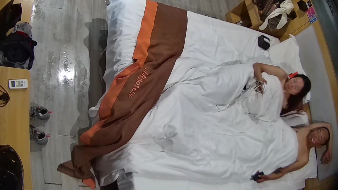 民宿酒店偷拍 中年夫妻都曾是社會人啊 紋身很明顯 在被窩裡含雞巴 硬了就女上搖擺 最後內射了 (1)