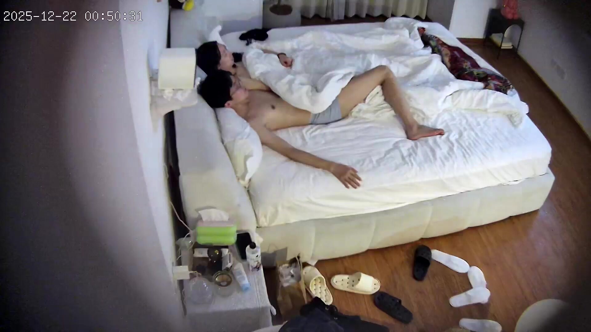 流出酒店偷拍 連續三天入住的年輕情侶甜美白嫩女友吃不夠總想拽開男友內褲上位操(2) (4)