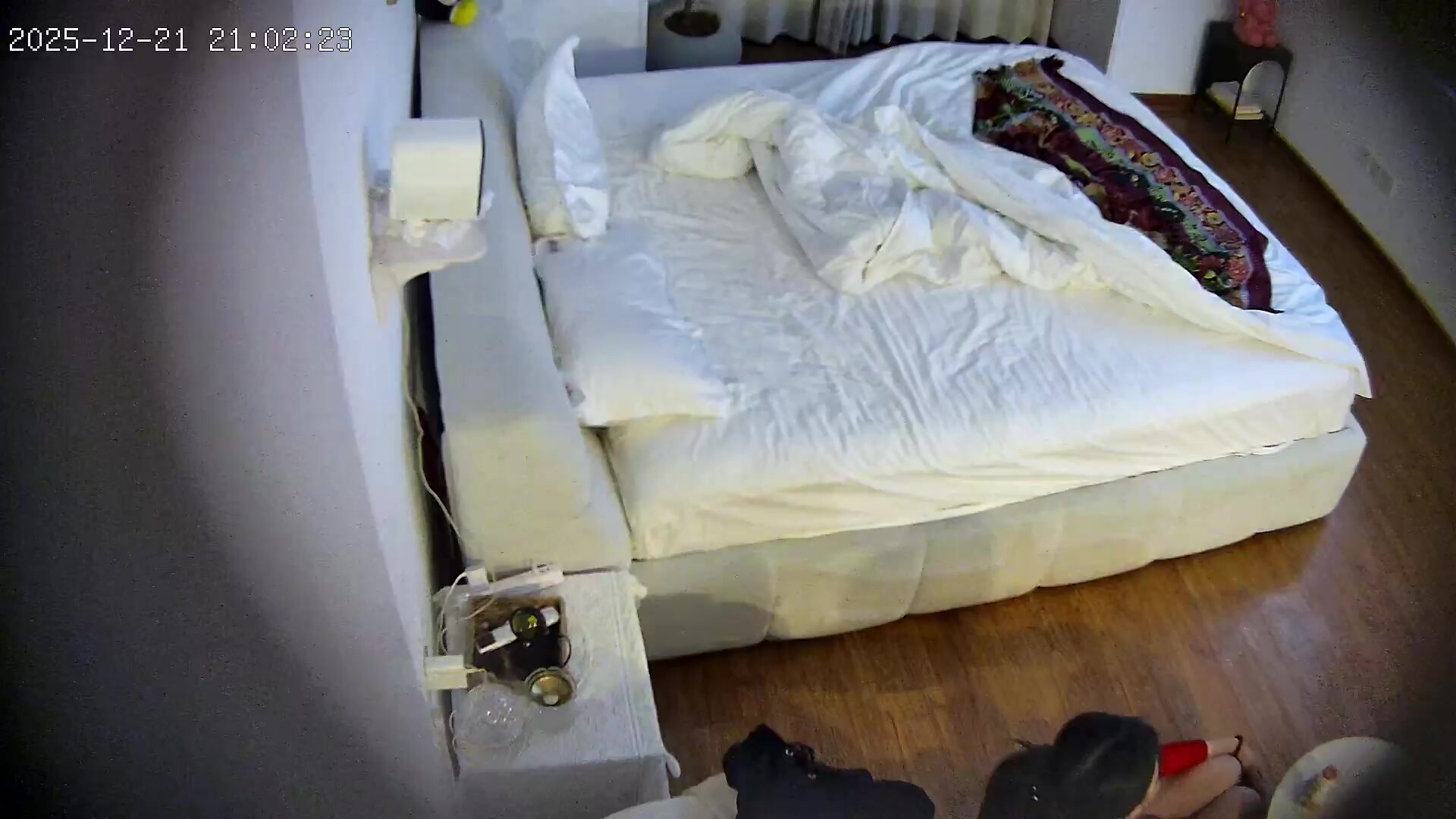 流出酒店偷拍 連續三天入住的年輕情侶甜美白嫩女友吃不夠總想拽開男友內褲上位操(2) (1)