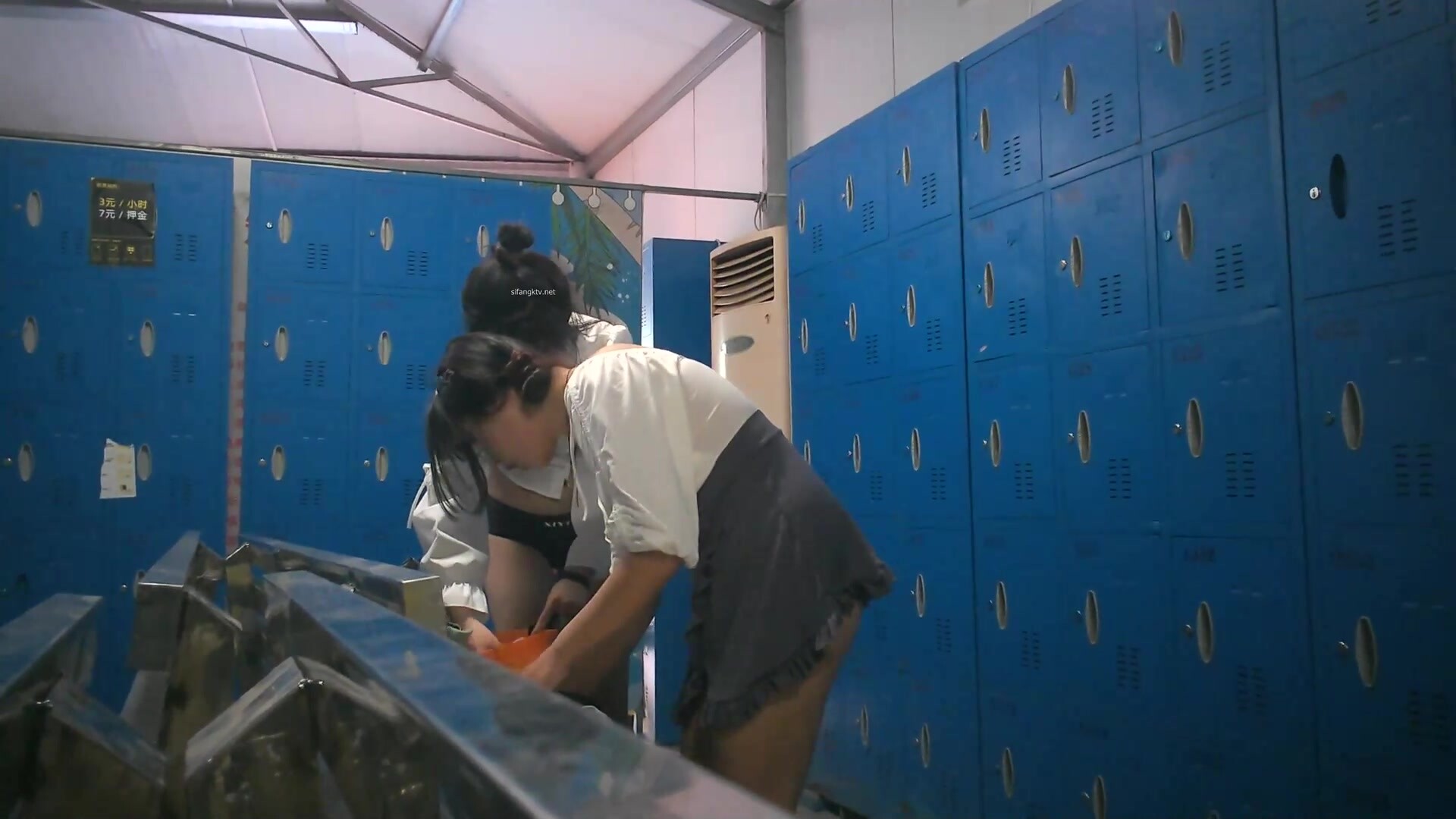 【國內水上樂園】換衣間沐浴區近景偷拍合集第1季1 美女如雲淋浴換衣好身材一覽無餘 (3)