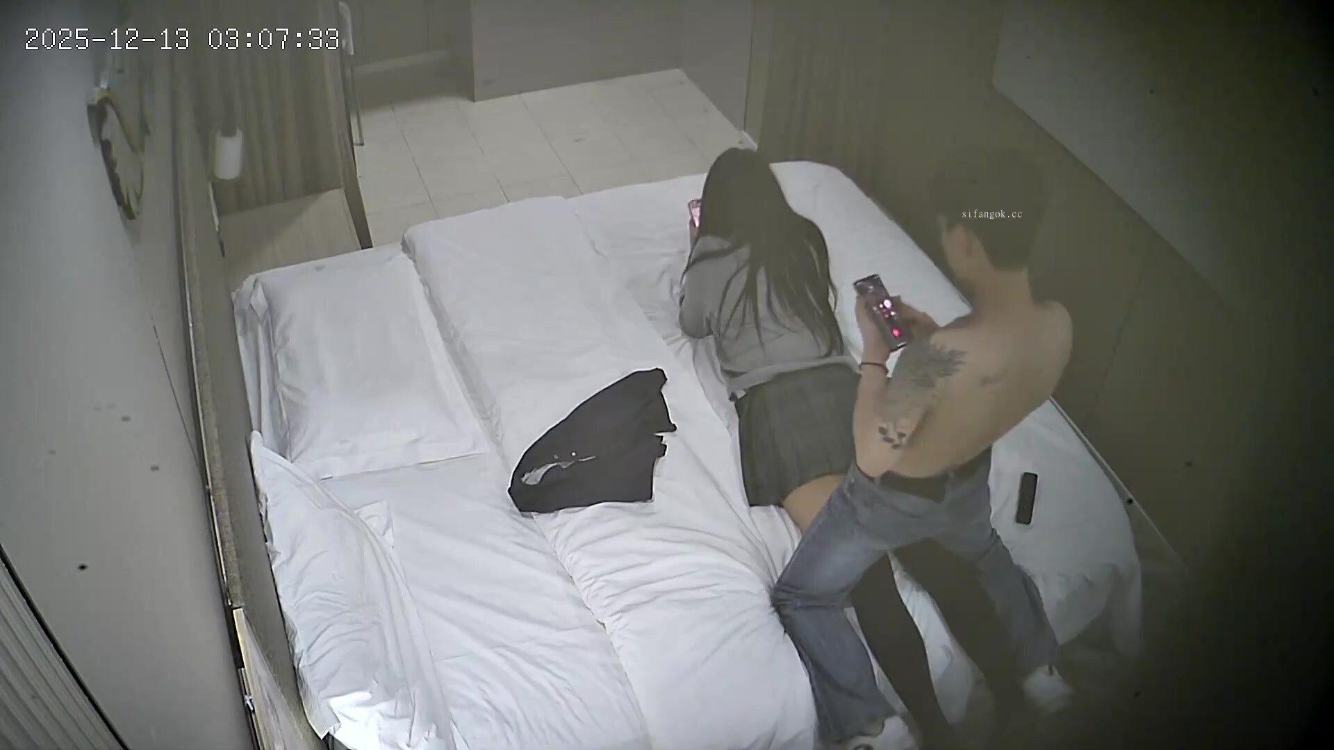 流出酒店偷拍 校園甜美JK裙啪啪後喜歡裸奔展示美麗的紋身裸著袒胸露乳的玩手機 (1)