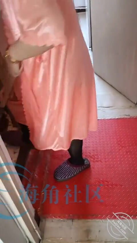 黑絲襪，粉睡衣，騷媽在兒子的身下淫叫著！