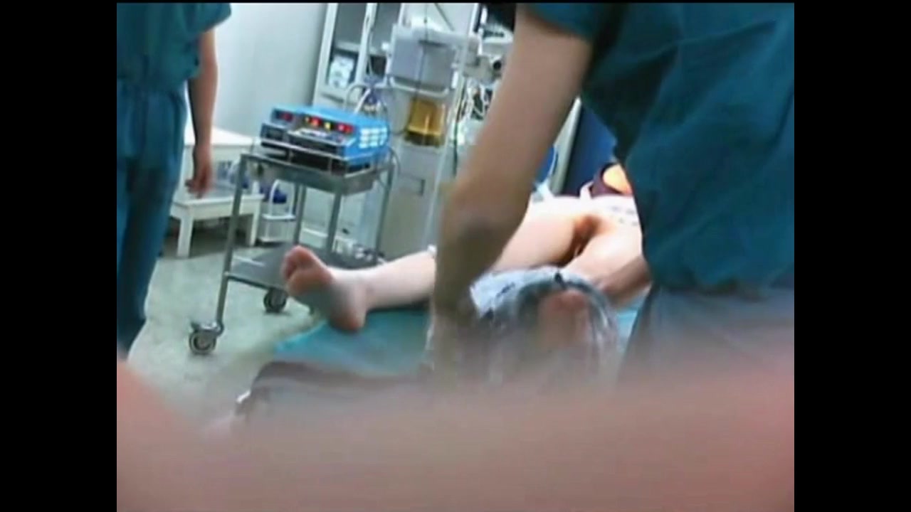 某醫院偷拍準備做手術插著導尿管的美女 術前的全過程 基本都是男護士