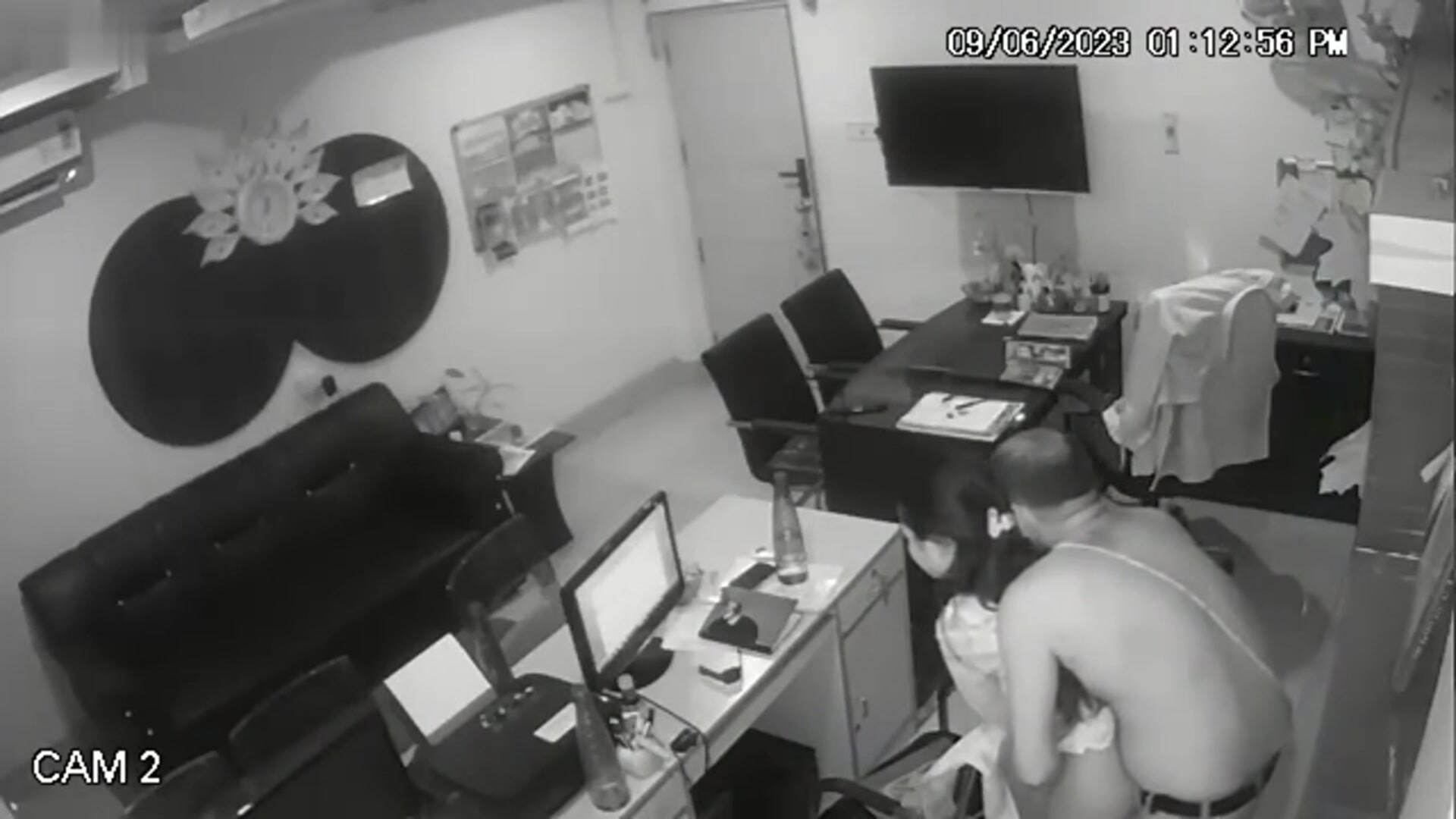 老闆在辦公室和秘書發生性關係，被監控攝像頭拍了下來