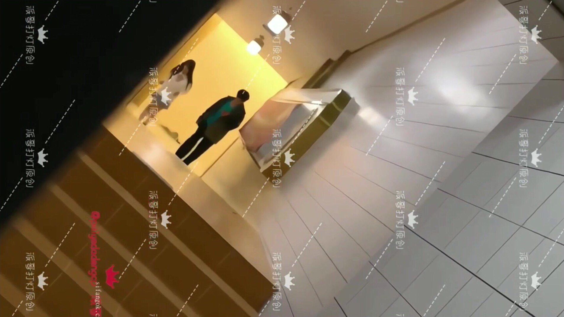 十二月最新流出廁拍大神派哥打燈原創手持闖拍娛樂城女廁開閃光燈偷拍美女尿尿