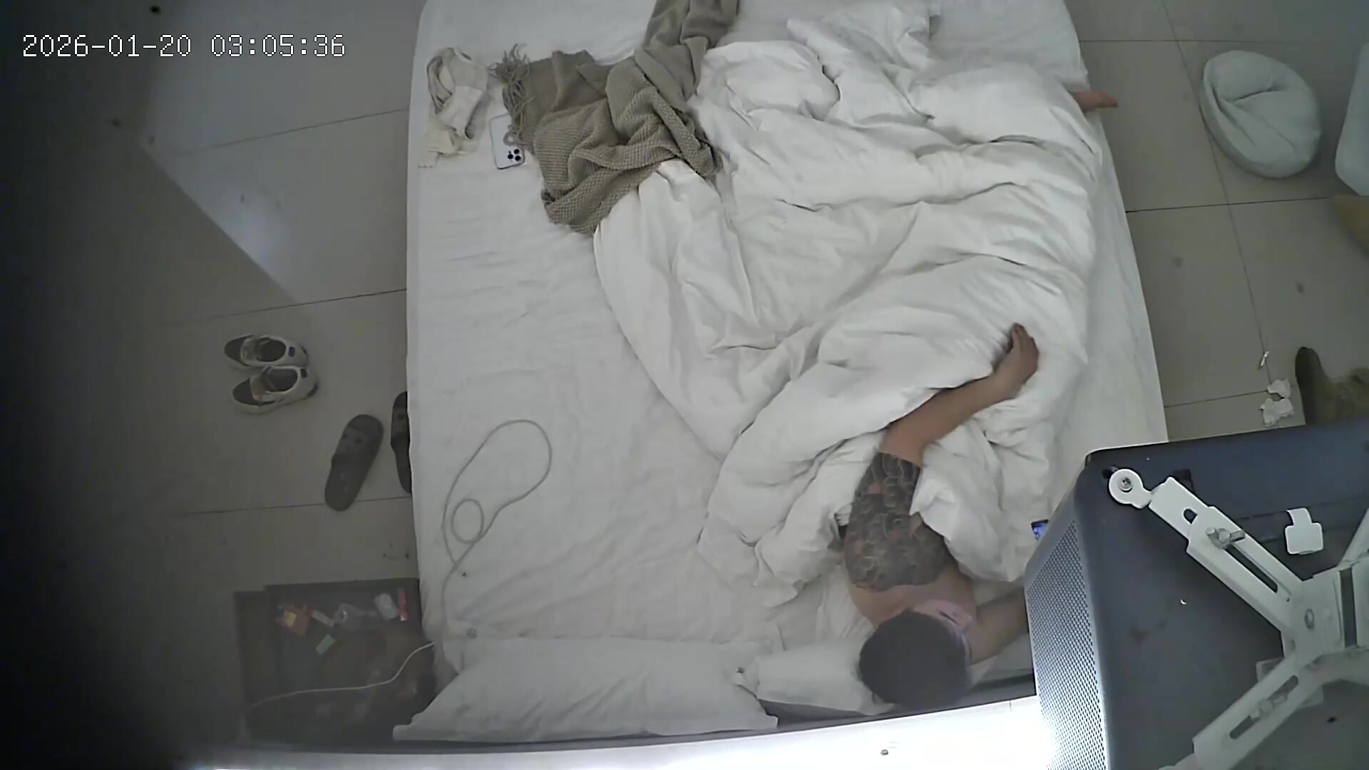 流出酒店偷拍 極品甜美妹子主動褪去衣物服侍打遊戲的男友