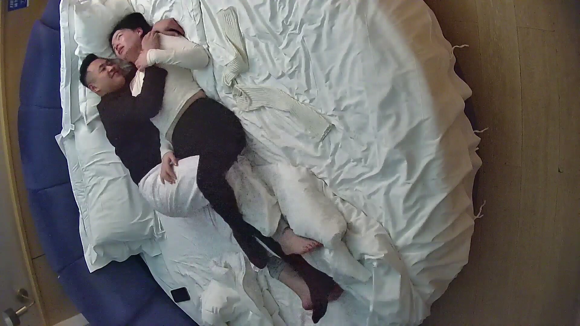 流出酒店偷拍 白皙甜美女和紋身男友入住酒店三天吃飯日常啪啪() (1)