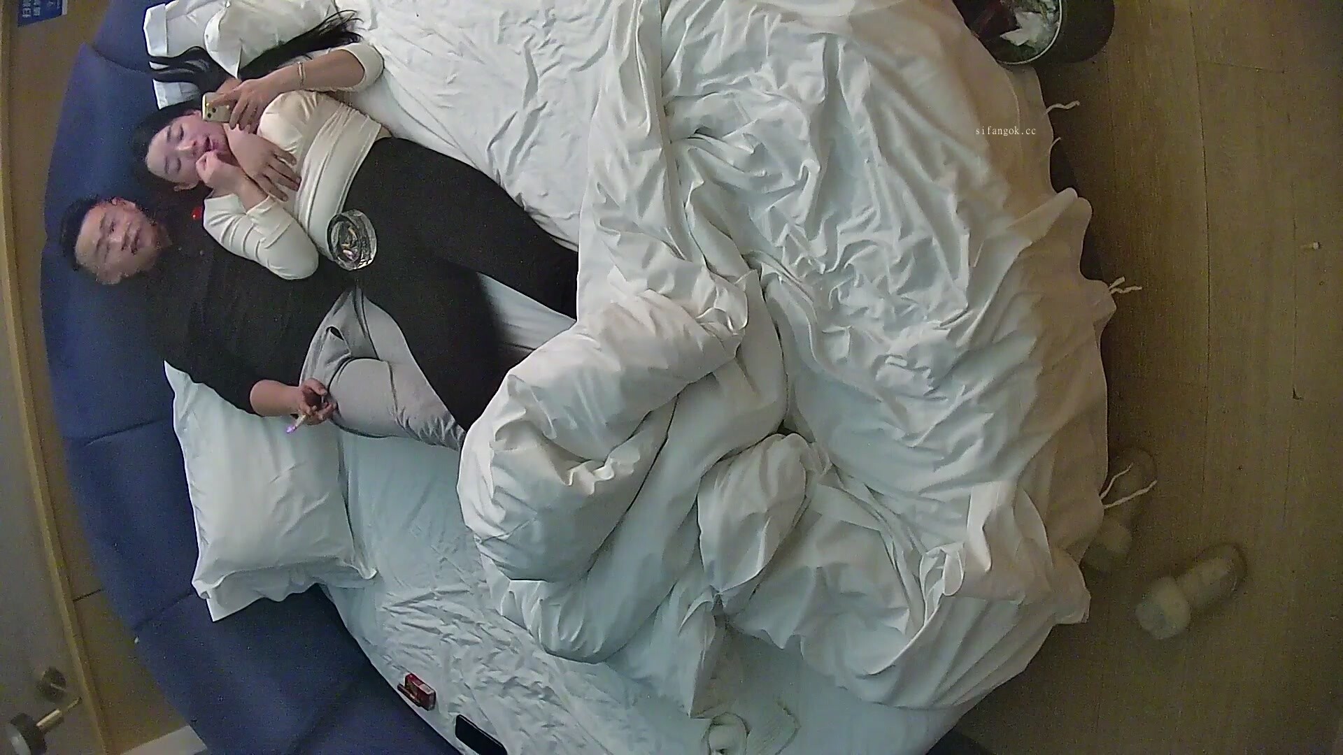 流出酒店偷拍 白皙甜美女和紋身男友入住酒店三天吃飯日常啪啪() (2)