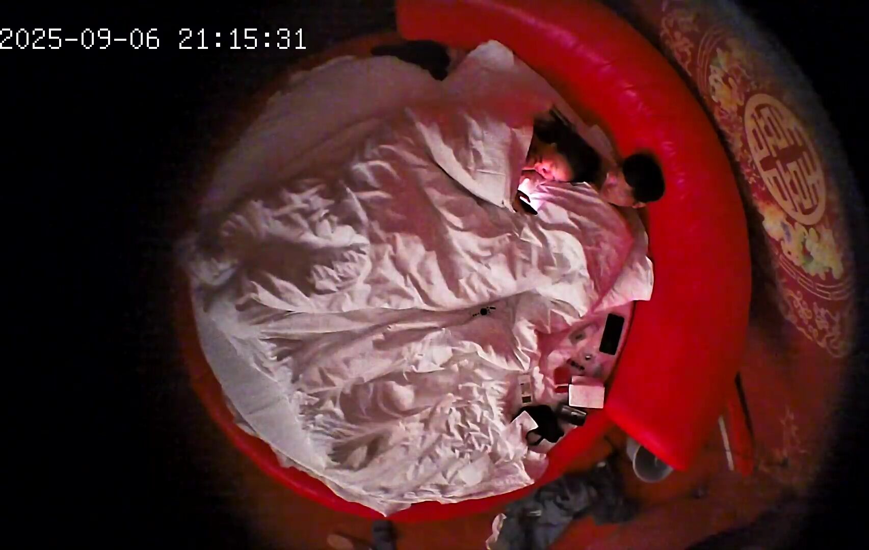 情趣圓床房偷拍 在大紅的圓床情緒加成下 眼鏡斯文禽獸 舔逼扣逼操逼 一樣不落的用在美女身上了 (3)