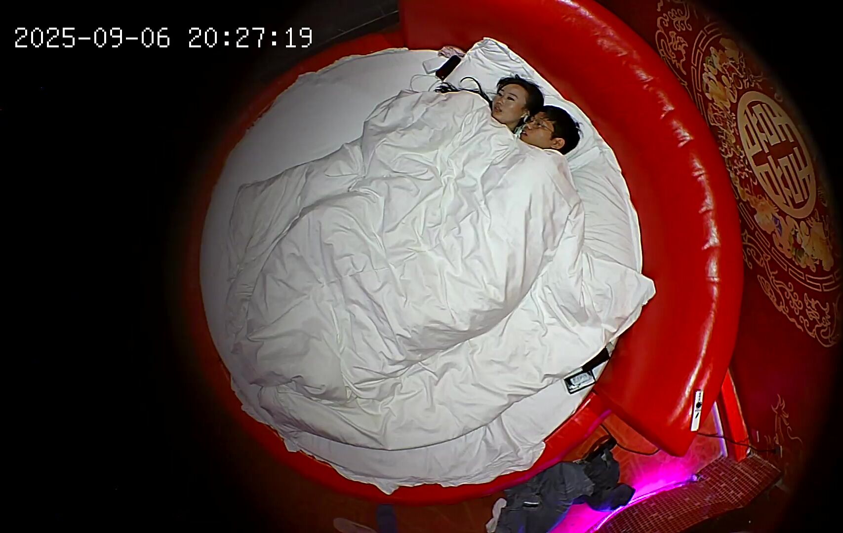 情趣圓床房偷拍 在大紅的圓床情緒加成下 眼鏡斯文禽獸 舔逼扣逼操逼 一樣不落的用在美女身上了 (1)