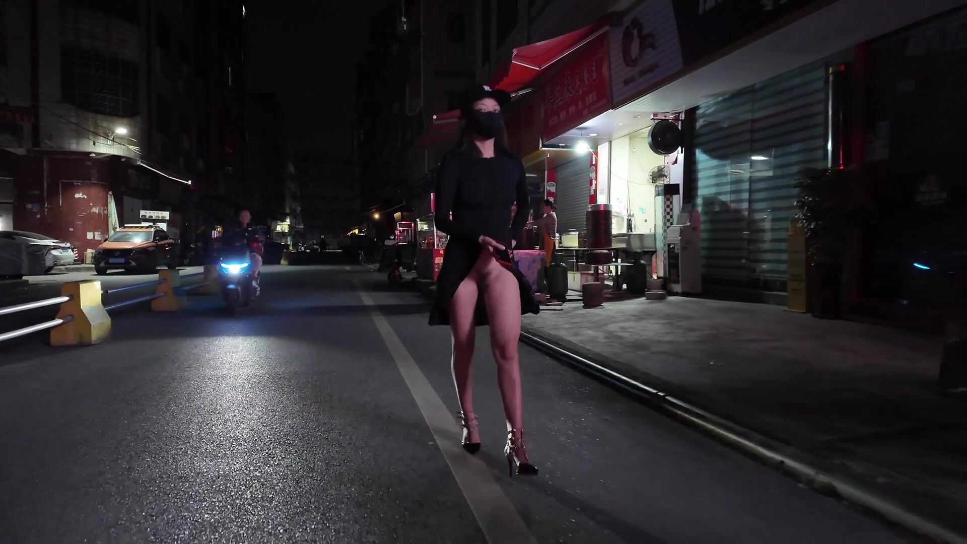 【cikaimoonLiWaynix】最新深夜出門吃夜宵城市露出，被路人拿手機拍攝，大叔們看傻眼了，刺激！(3)