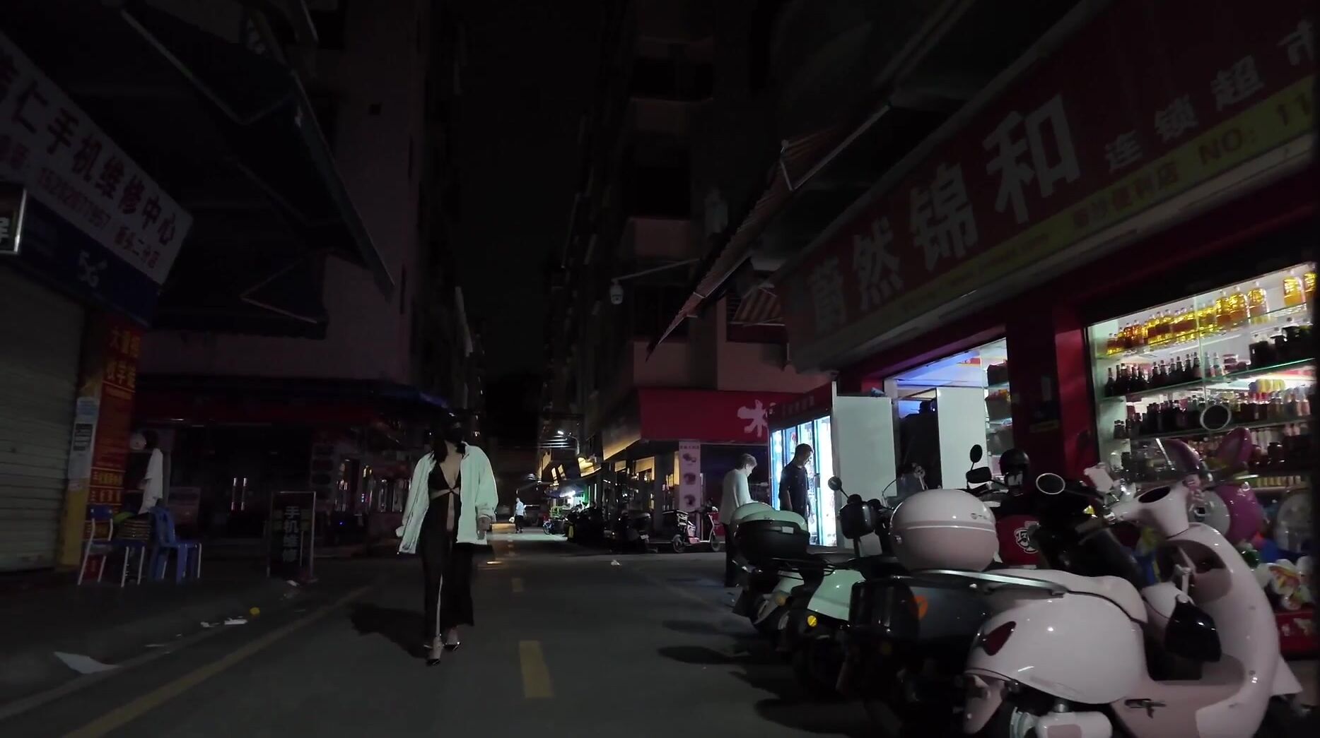 【cikaimoonLiWaynix】最新深夜出門吃夜宵城市露出，被路人拿手機拍攝，大叔們看傻眼了，刺激！(2)