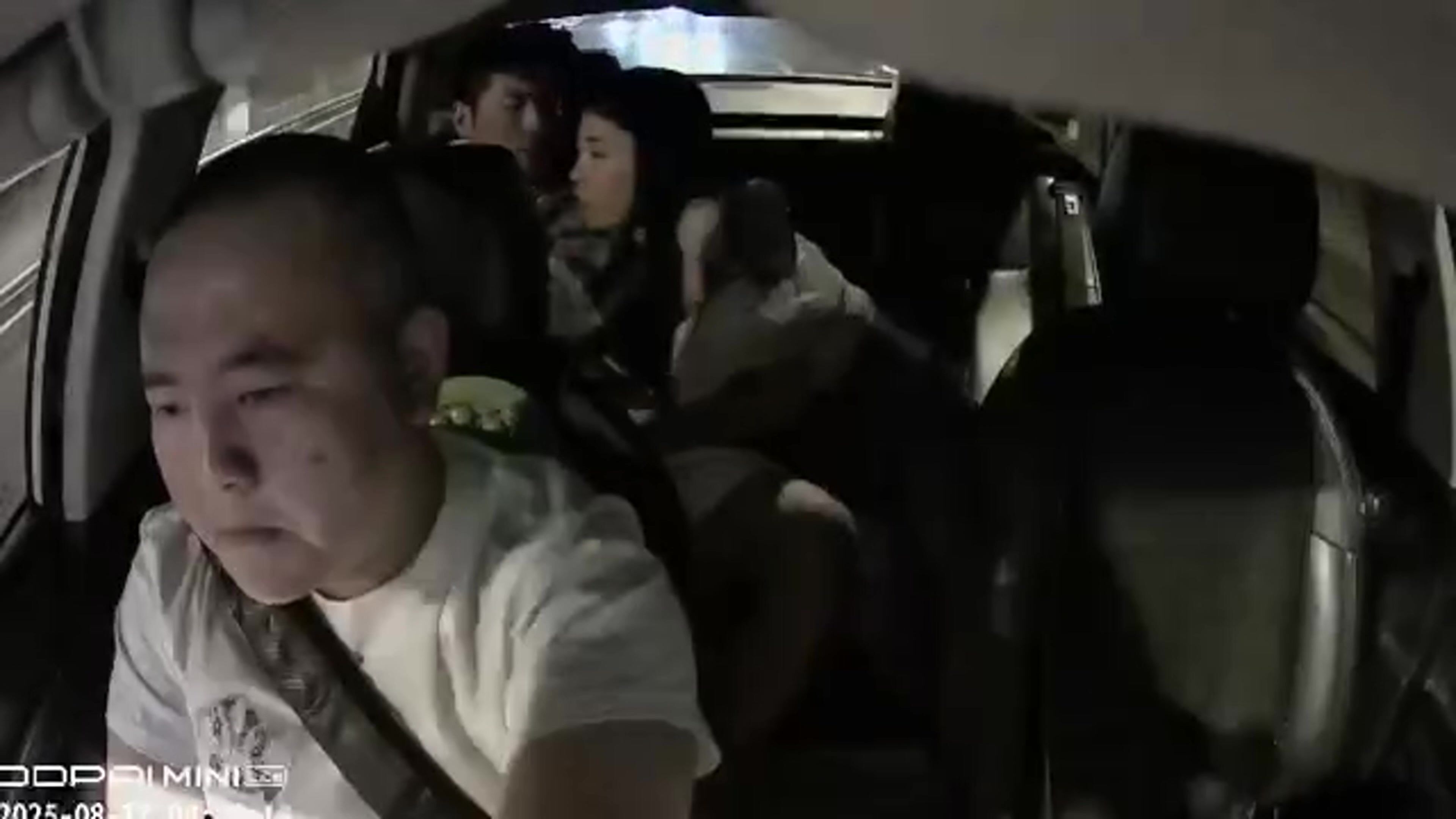 網約車內狗男女上演激情大戲！騷貨飢渴難耐車內發騷 扒褲口交挑逗 司機一臉淡定開車