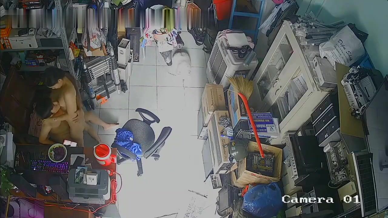 駭客破解網路攝像頭電器維修點小夫妻在門店裡啪啪老公貌似還拿手機自拍