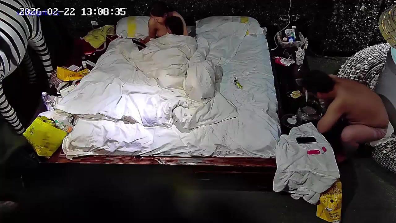 流出情趣酒店偷拍 一家三口去開房孩子睡著了夫妻兩人擦槍走火母親壓抑的喘息聲不絕於耳