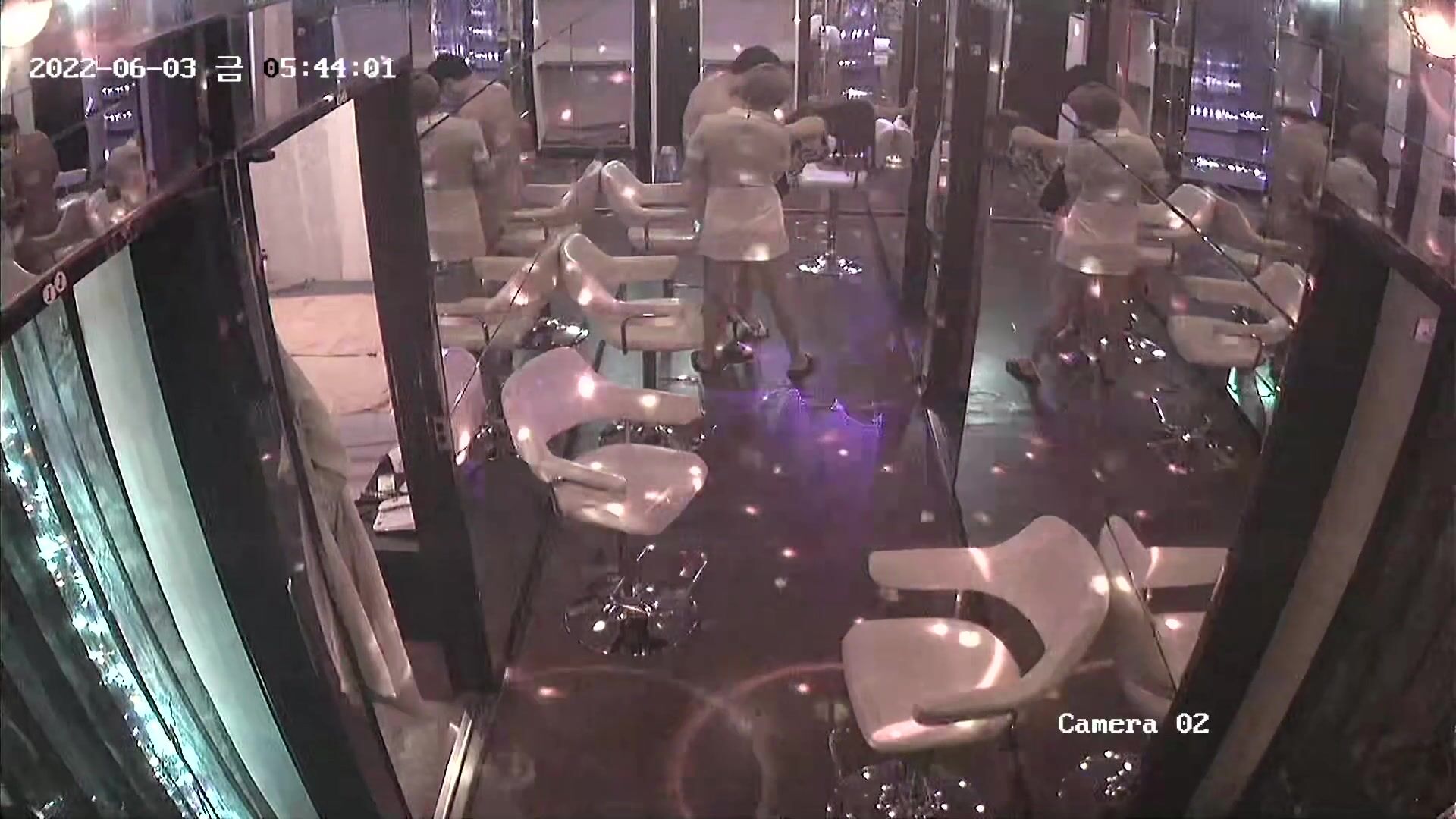 韓國江南道按摩店監控流出,走廊椅子上多嫖客多技師群P，十分精彩與刺激呀！