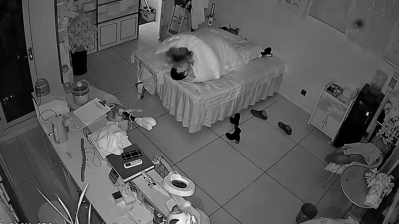 駭客破解祛斑美容院監控攝像頭偷拍老闆娘夫妻晚上的性生活