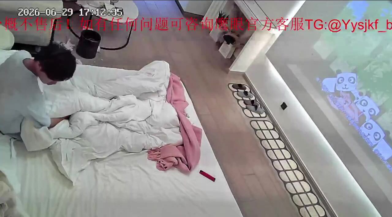 鷹眼視界偷拍 小美女跟男生開房 男生猴急的掀開衣服啃酥乳 小美女好嫩 會的姿勢還不少 被男人搞了兩炮 (3)