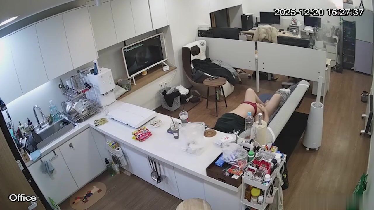 駭客破解攝像頭偷拍高顏值白領情侶喜歡下班同事走後留在辦公室一邊看電視一邊做愛