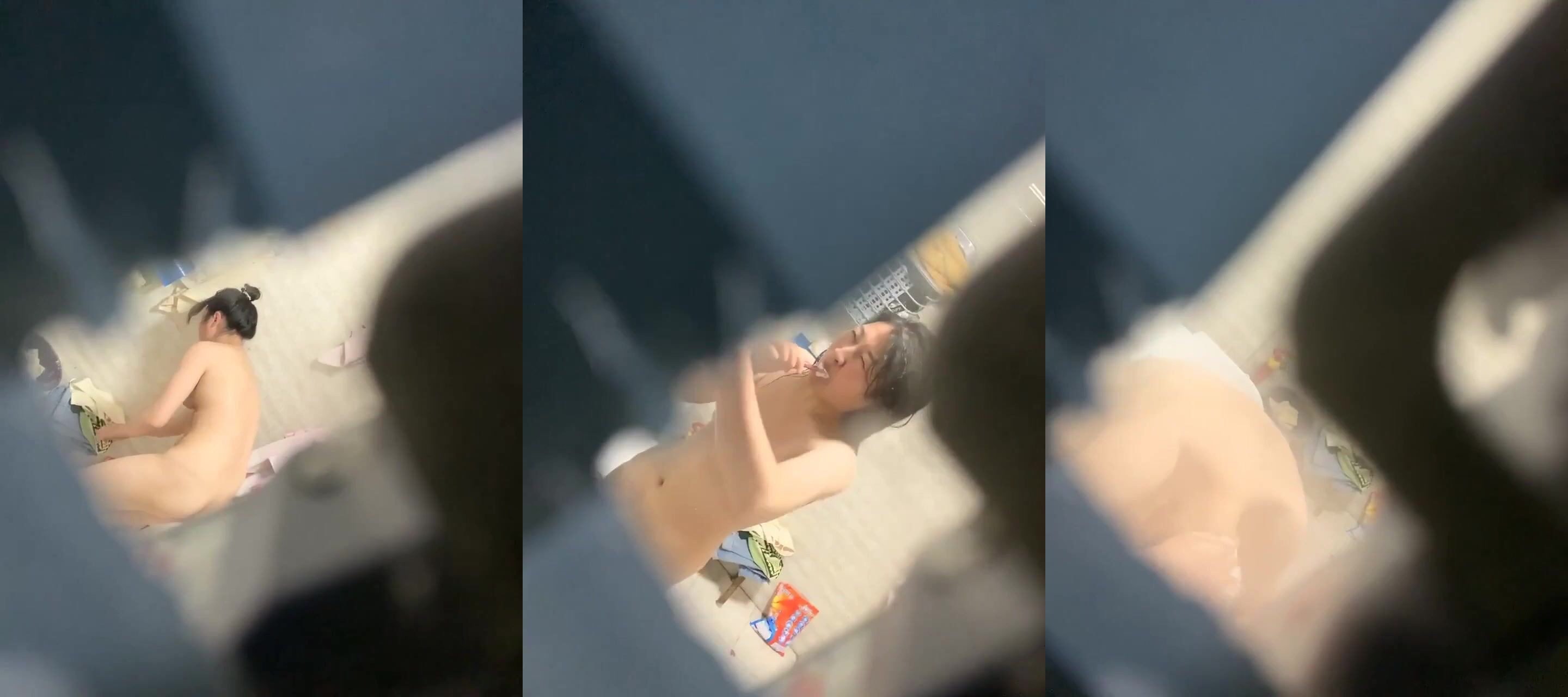 出租屋浴室偷拍幾個合租房的白領之一一邊上廁所一邊刷牙洗澡的氣質少婦白領姐姐
