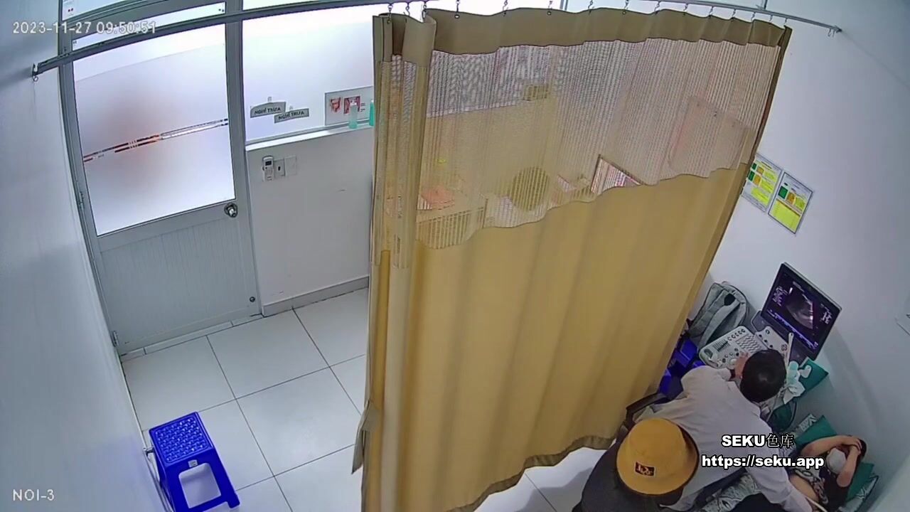 婦科醫院檢察室偷拍妹子脫掉內褲檢查逼男醫生都會偷偷拍下來沒病人的時候就翻看手機慢慢回味 (2)
