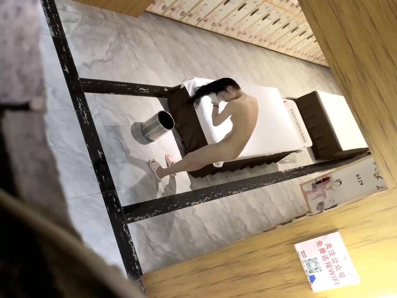 洗浴會所內部員工潛入通風管道偷拍更衣室女浴客高挑長腿美女擦完屁股擦逼逼無水印原版