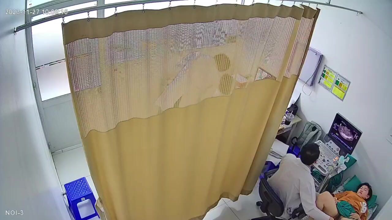 婦科醫院檢察室偷拍妹子脫掉內褲檢查逼男醫生都會偷偷拍下來沒病人的時候就翻看手機慢慢回味 (1)