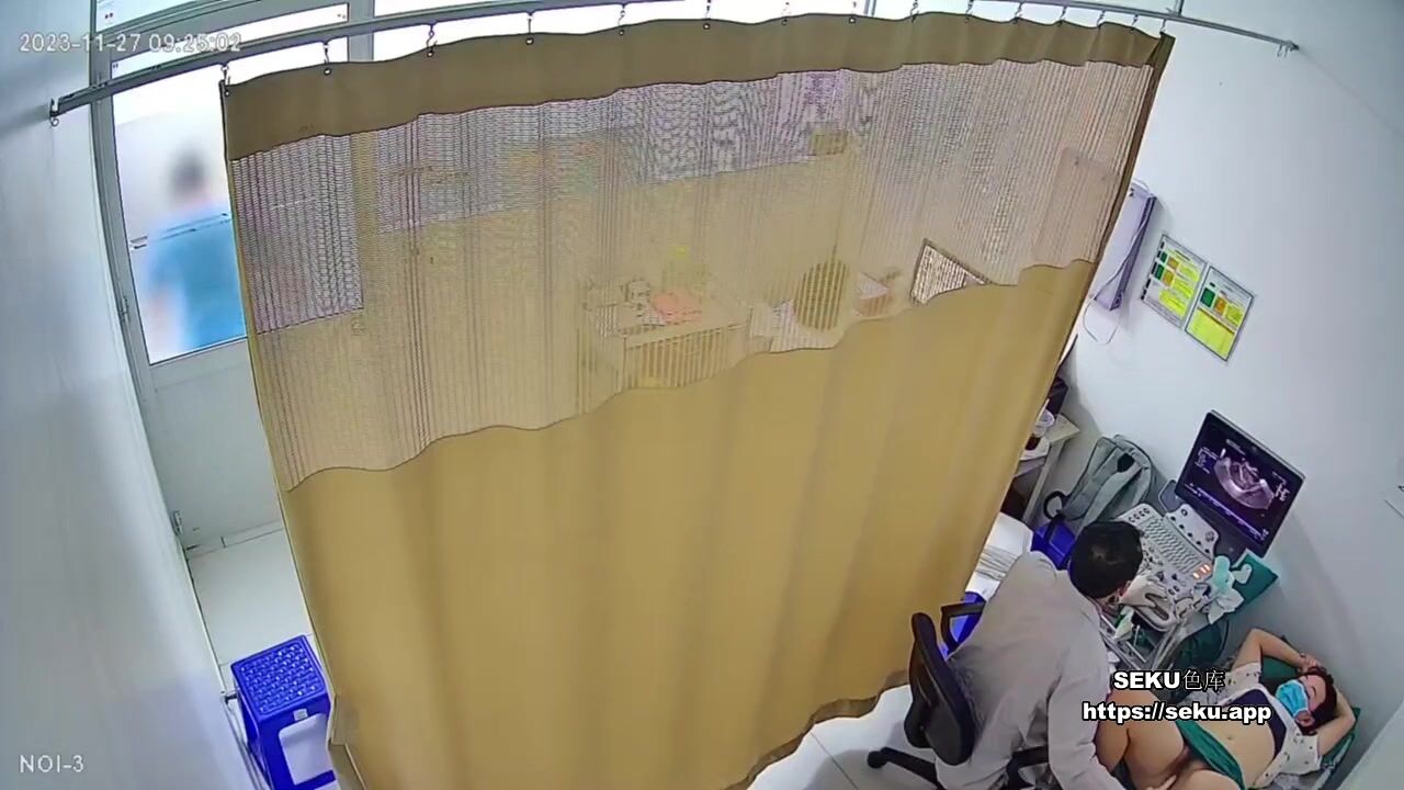 婦科醫院檢察室偷拍妹子脫掉內褲檢查逼男醫生都會偷偷拍下來沒病人的時候就翻看手機慢慢回味 (3)