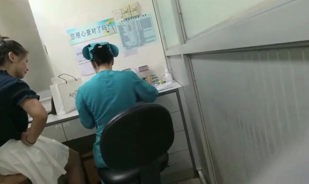 大神男扮女裝假扮病人潛入醫院注射室偷拍護士給病人打針紅衣牛仔短裙眼鏡美女的屁股溝很性感無水印版