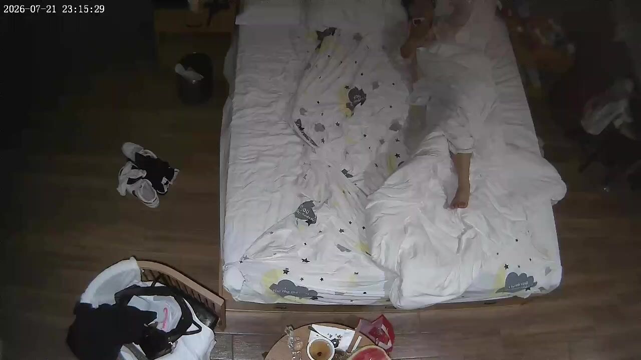 上帝視角偷拍 胖男人有點實力 把美女在床上床下翻來覆去的操 這大屁股撞起來是真爽啊 把美女都操虛脫了 (2)