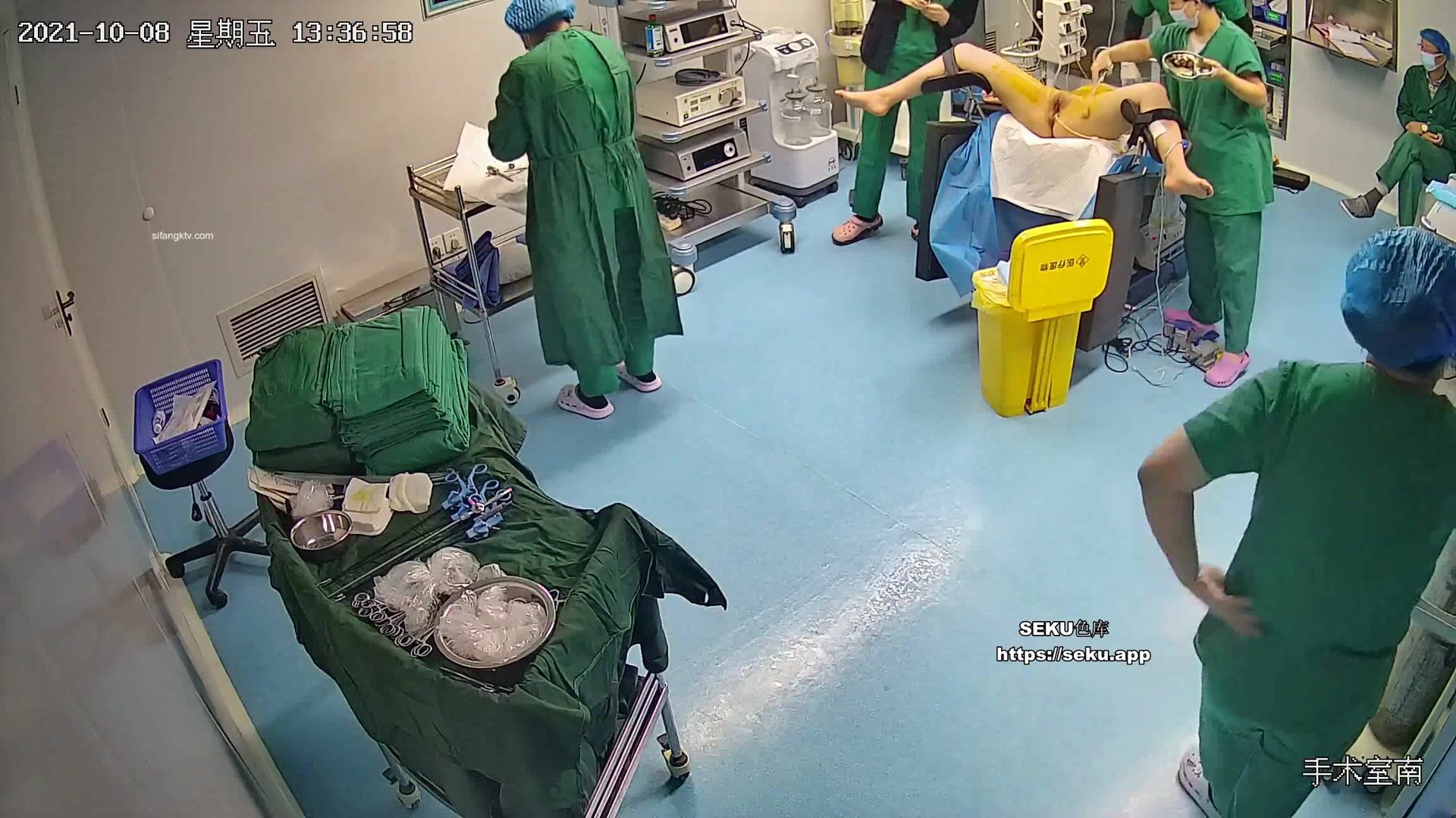 《醫院監控破解》偷窺兩位做無痛人流的少婦 (1)