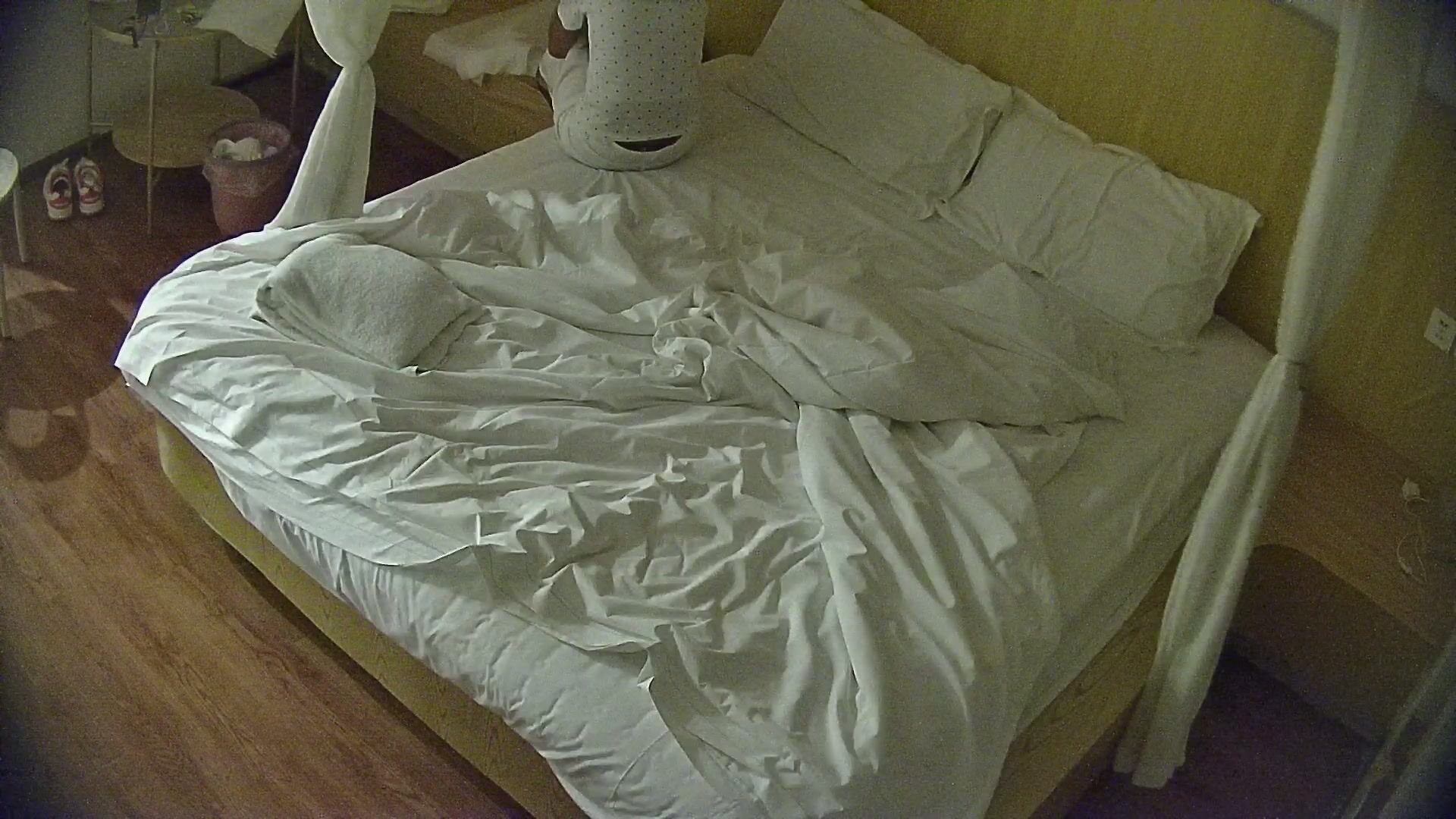 公寓酒店偷拍 挺漂亮的一小美女 成了供人淫樂的小姐 凌晨了都還能接兩單 身體爽了 錢也到賬了 可還行