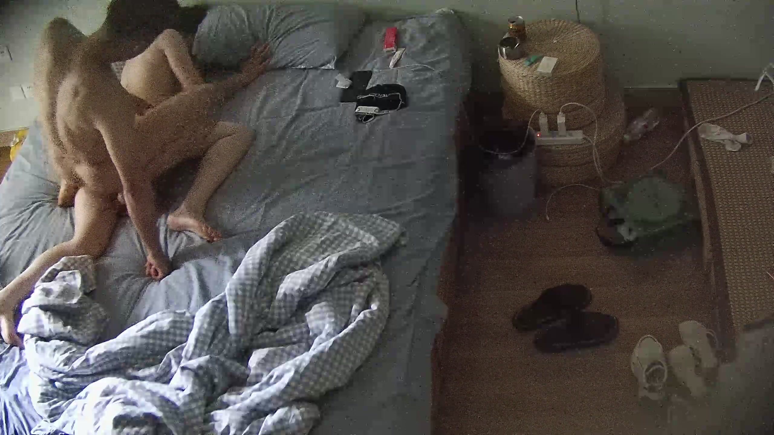 公寓酒店偷拍 跟情人連住幾天的御姐少婦 昨晚被男人手工剃毛製作成白虎 今早醒來就開始享受白虎逼了