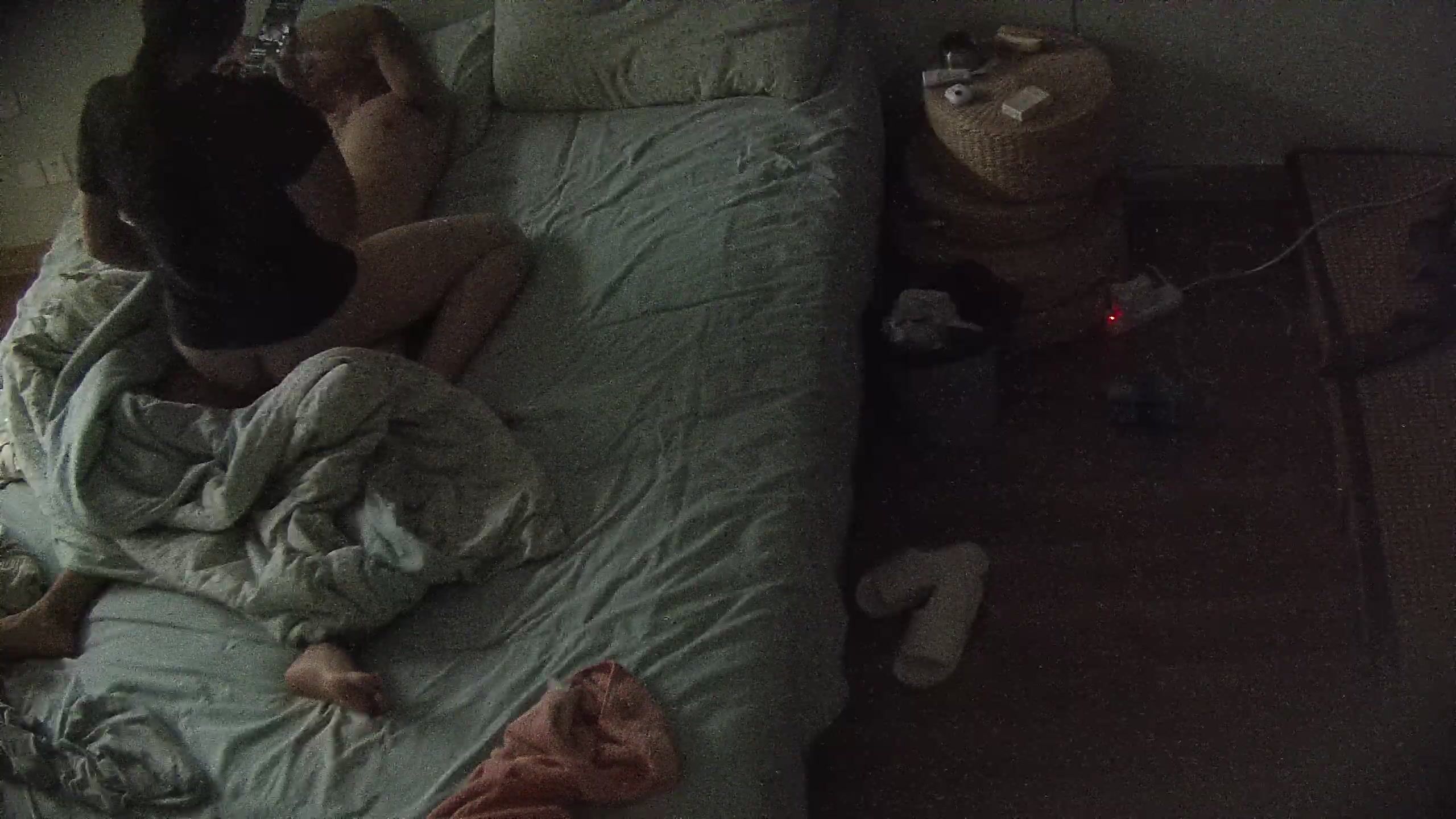 公寓酒店偷拍 大屁股御姐今天又被操了 男人先操嘴爽一波後扒掉女人的褲子 讓女人自己動 最後依然內射