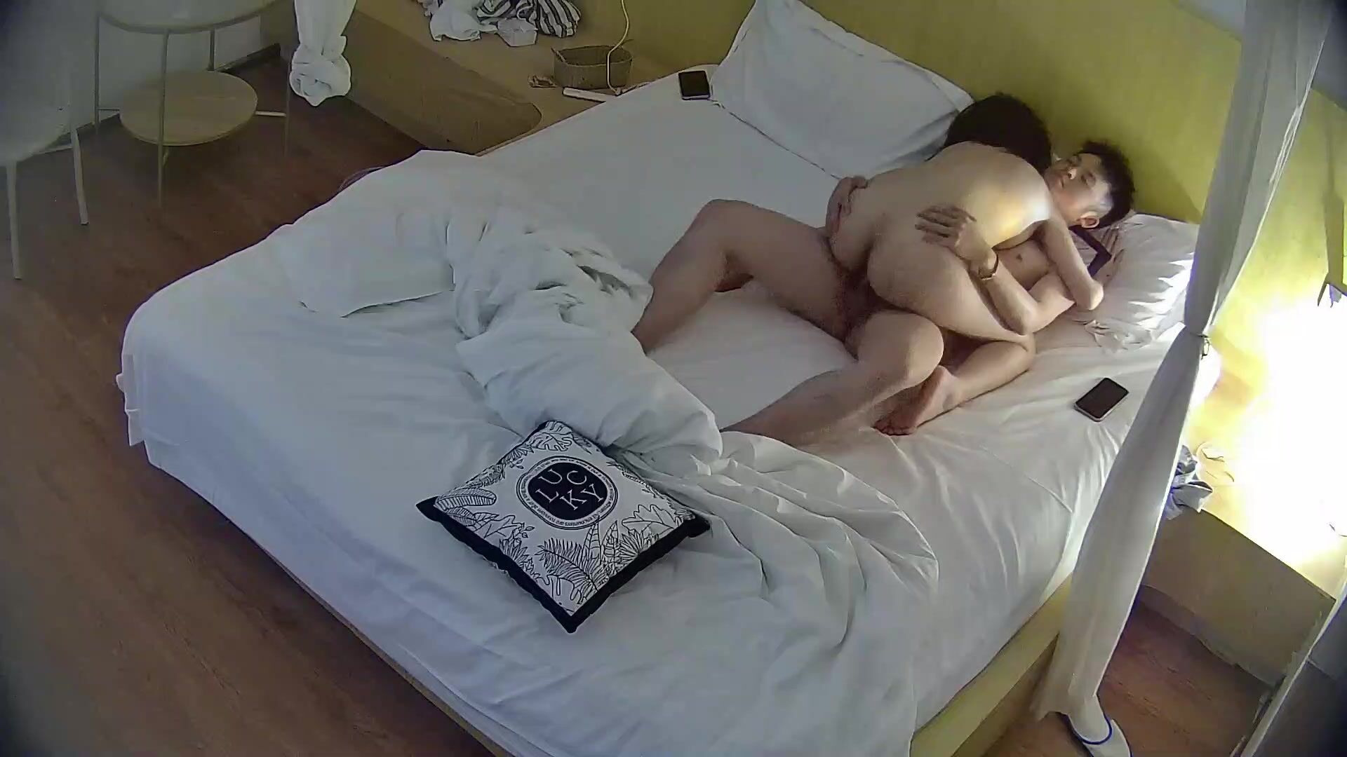 公寓酒店偷拍 漂亮的小妓女天天晚上都成了空虛男人的寄託 一會就來了三位 前後兩人還行 中間是個秒男 (1)