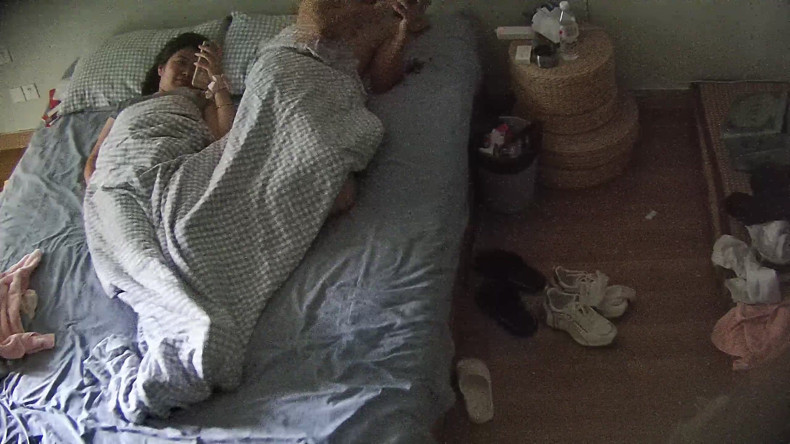 公寓酒店偷拍 兩人出來偷腥 剛開始還有點不好意思 等進這被視窗就徹底放開了 床上又床下的 還直接內射