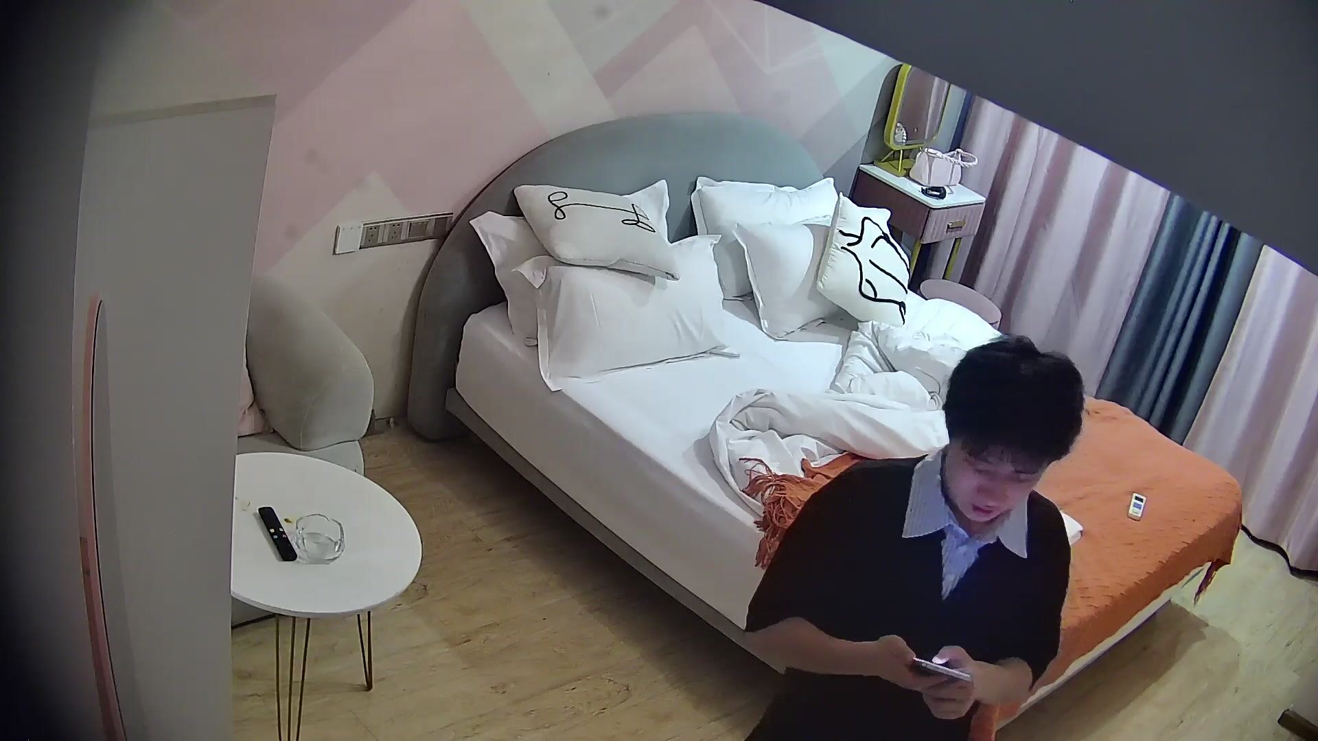大學城偷拍 之前說法是少婦主動 現在的年輕小妹更主動啊 給男友脫褲子 含屌 翹屁股 什麼姿勢一拍就換 (1)