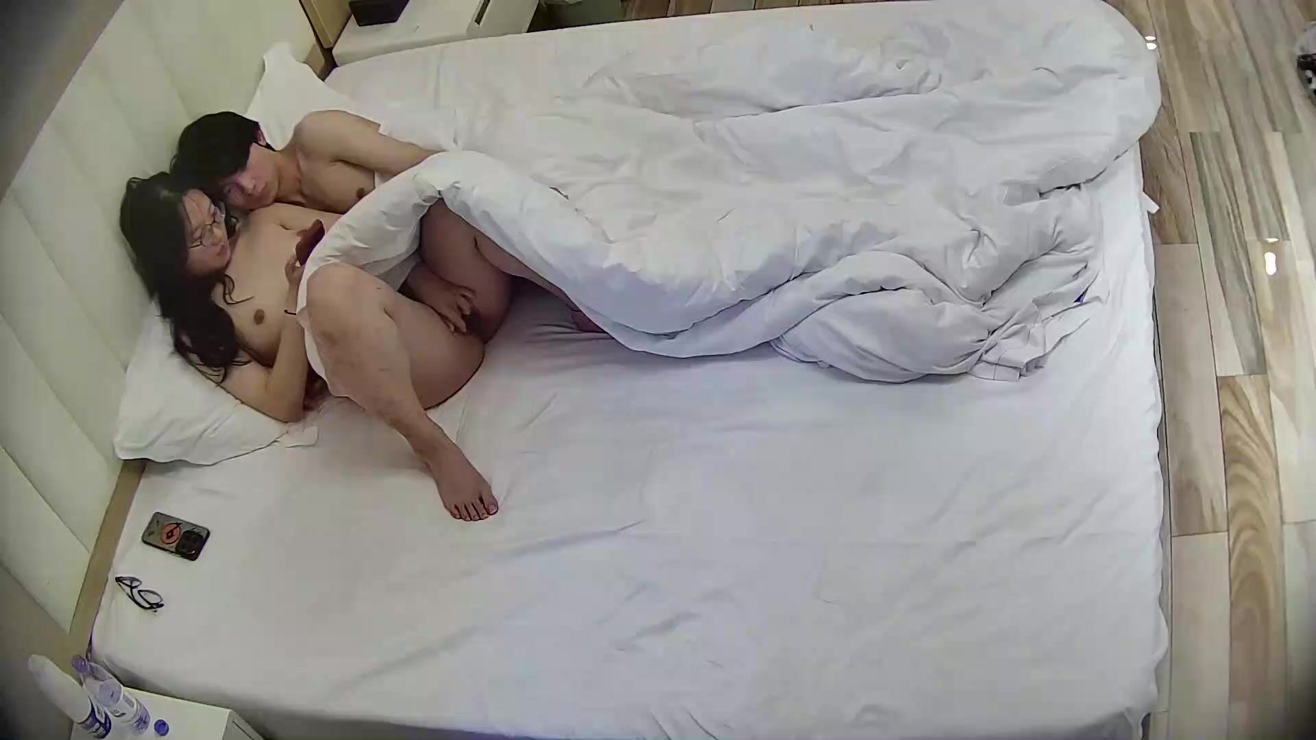 大學城偷拍 女人脫光衣服 戴上眼鏡 意境一下就上來了 兩人之前搞了一炮 摸摸搞搞休息好了 再來一炮 (4)