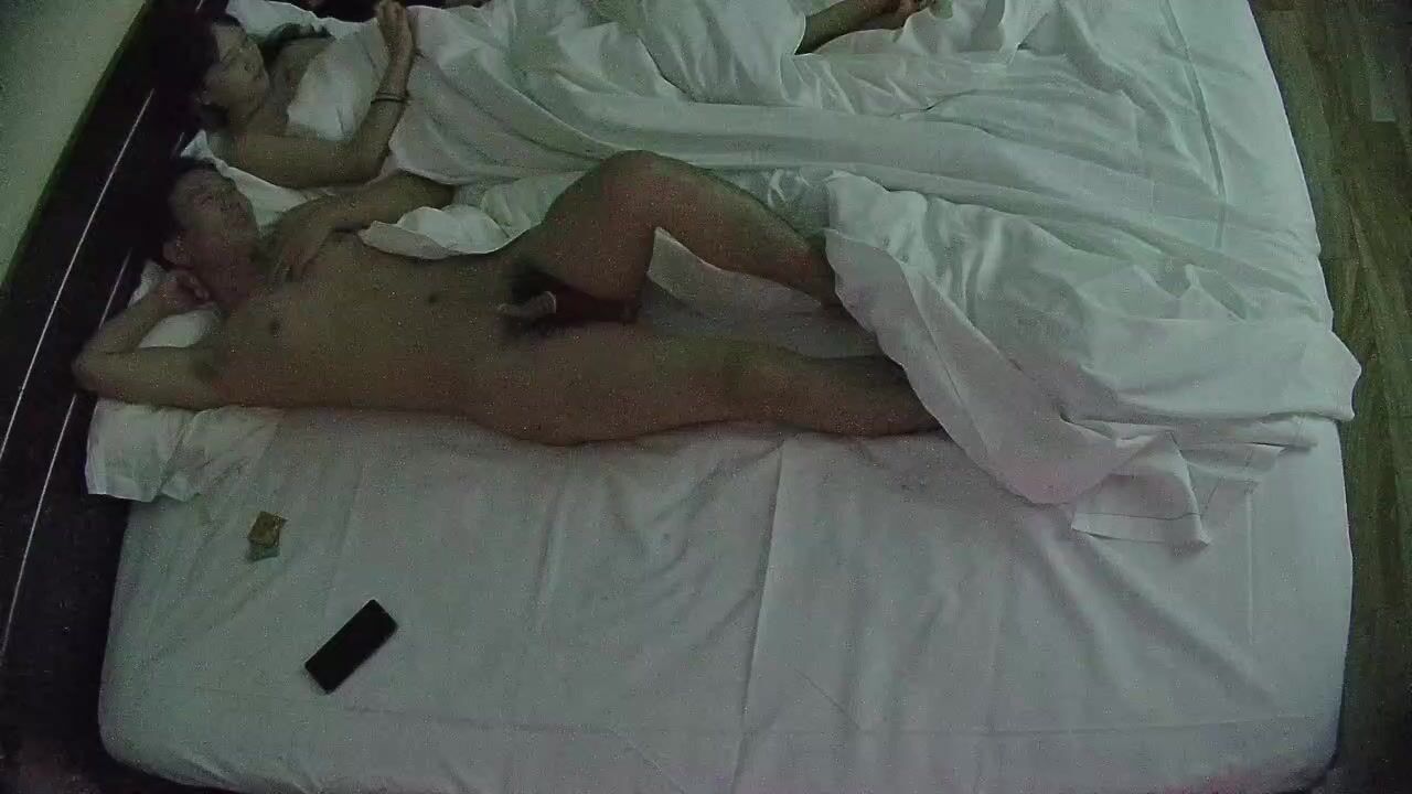 大學城偷拍 男人叫了個妞來打炮 自己卻是個銀樣蠟槍頭 沒幾下就完事兒了 小姐怕是還沒溼吧 男人是真廢 (1)
