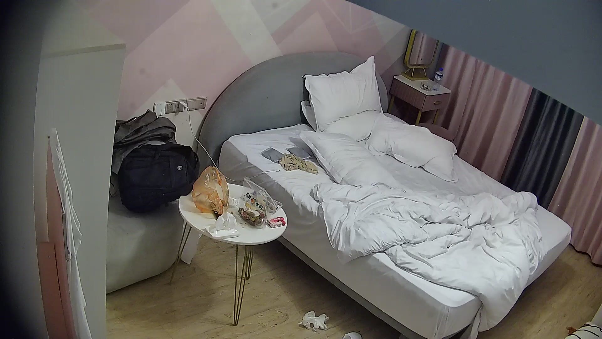 大學城小美女先貼心給男人按個摩踩個背放鬆一下 男人回報就是先給美女喂屌 再狠狠操她的小逼